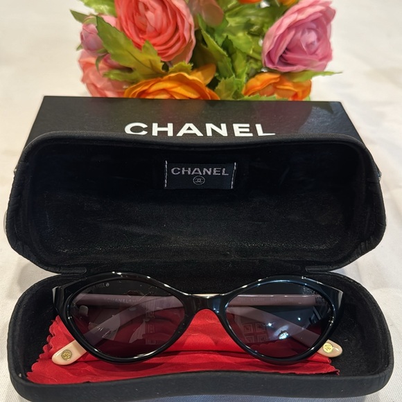 Authentic CHANEL sunglasses with case and box - Picture 1 of 8